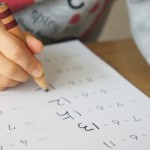 音楽を聴きながら勉強すると能率が落ちるのか？
